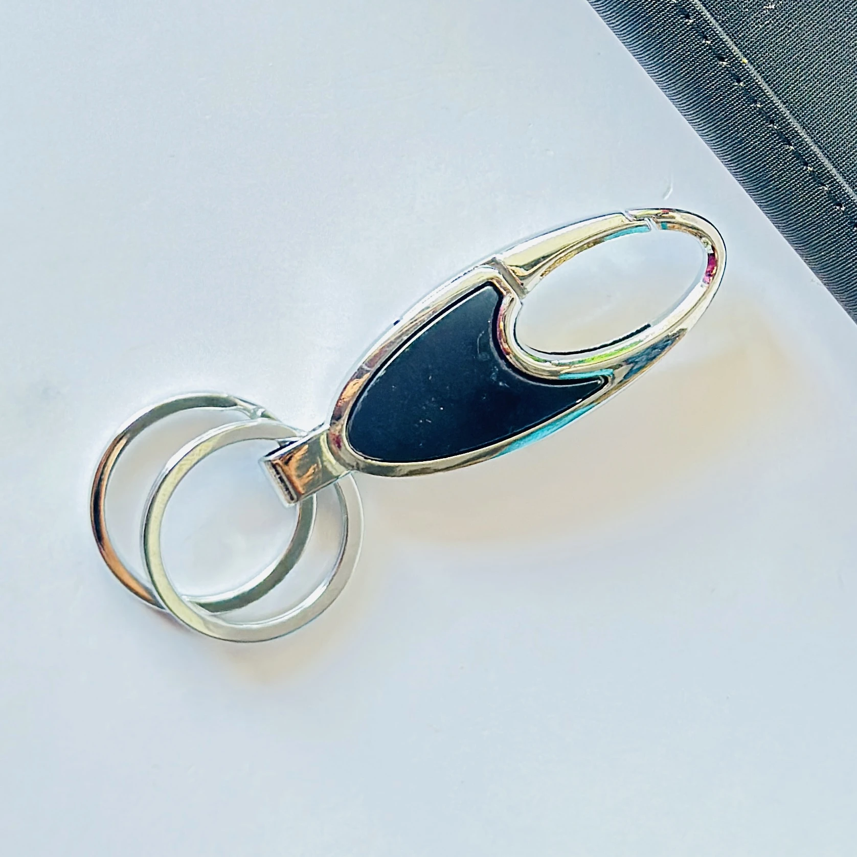 Detachable valet metal carabiner keychain