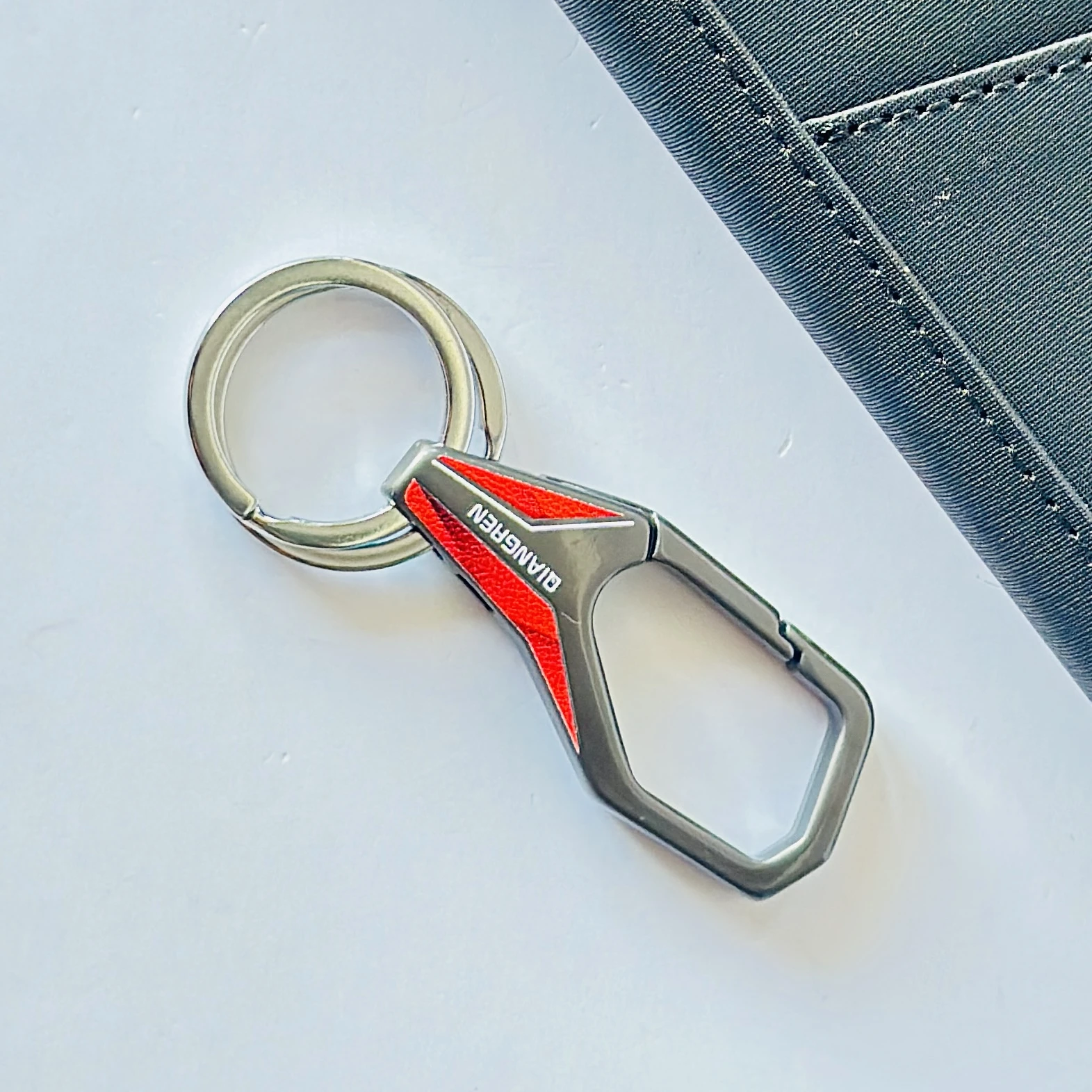 Omuda premium hook locking metal keychain