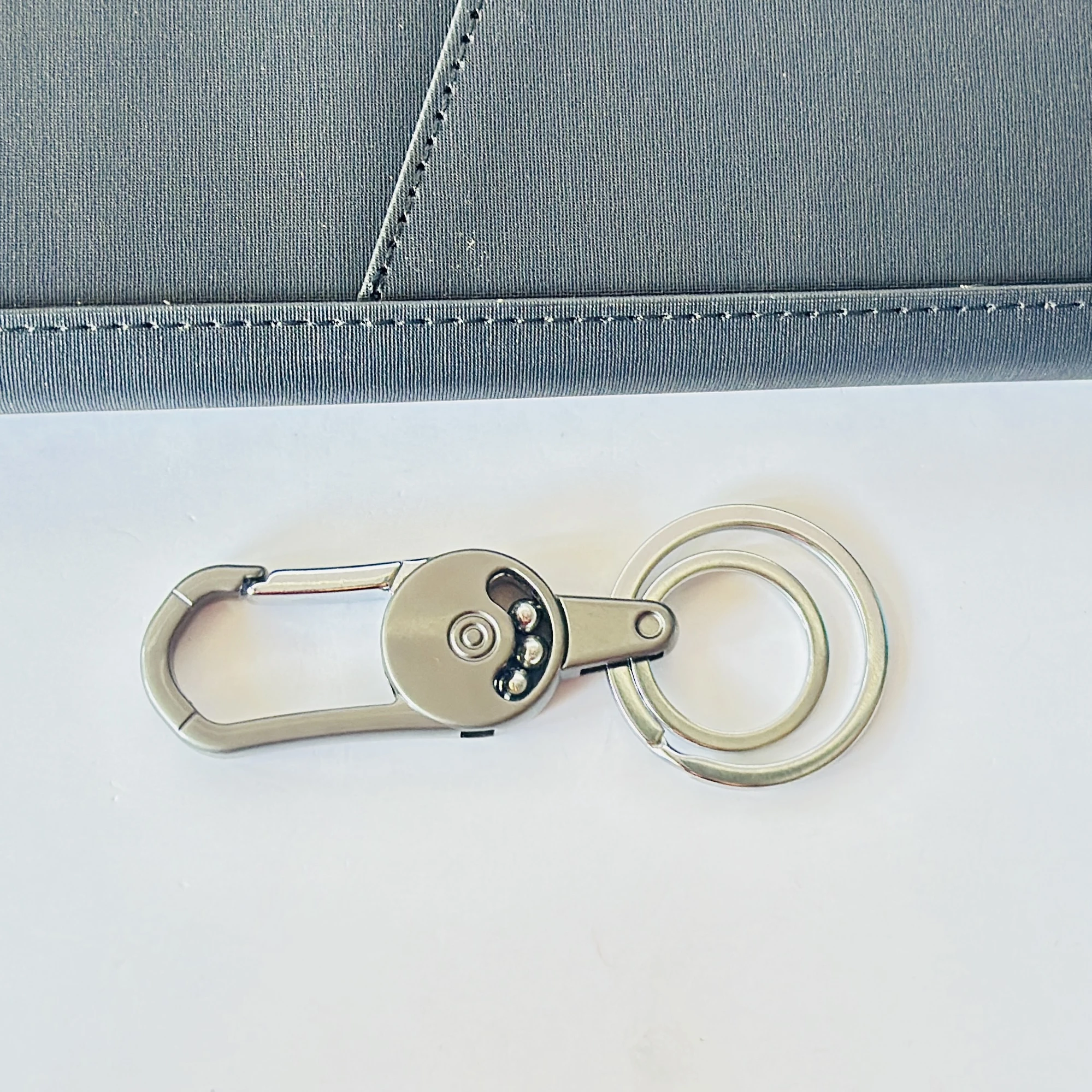 Fashionable metal keychain