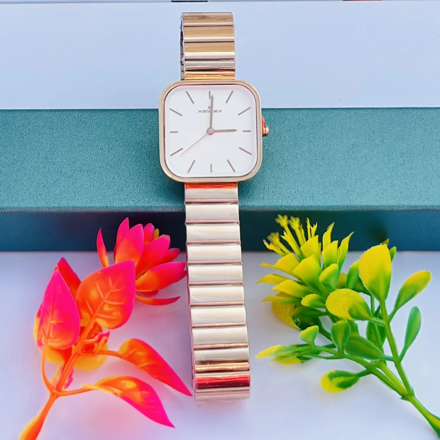 Quartz Analog White Dial Stainless Steel Strap Watch for Women.