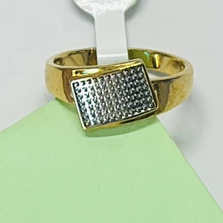 Yellow gold ring with round and baguette natural diamonds.
