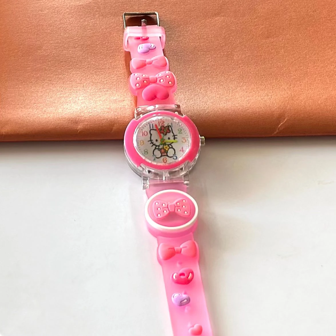 Kids analog watch with a pinky silicone strap