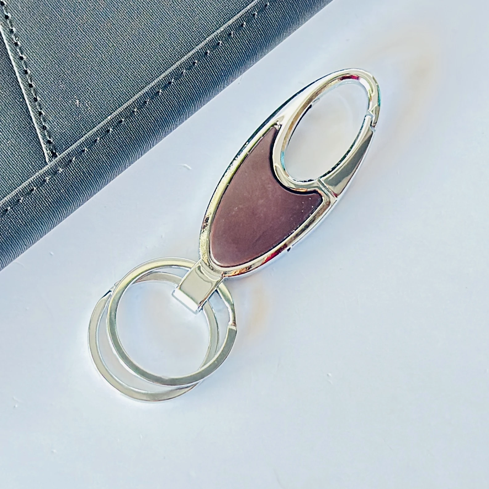 Detachable valet metal carabiner keychain