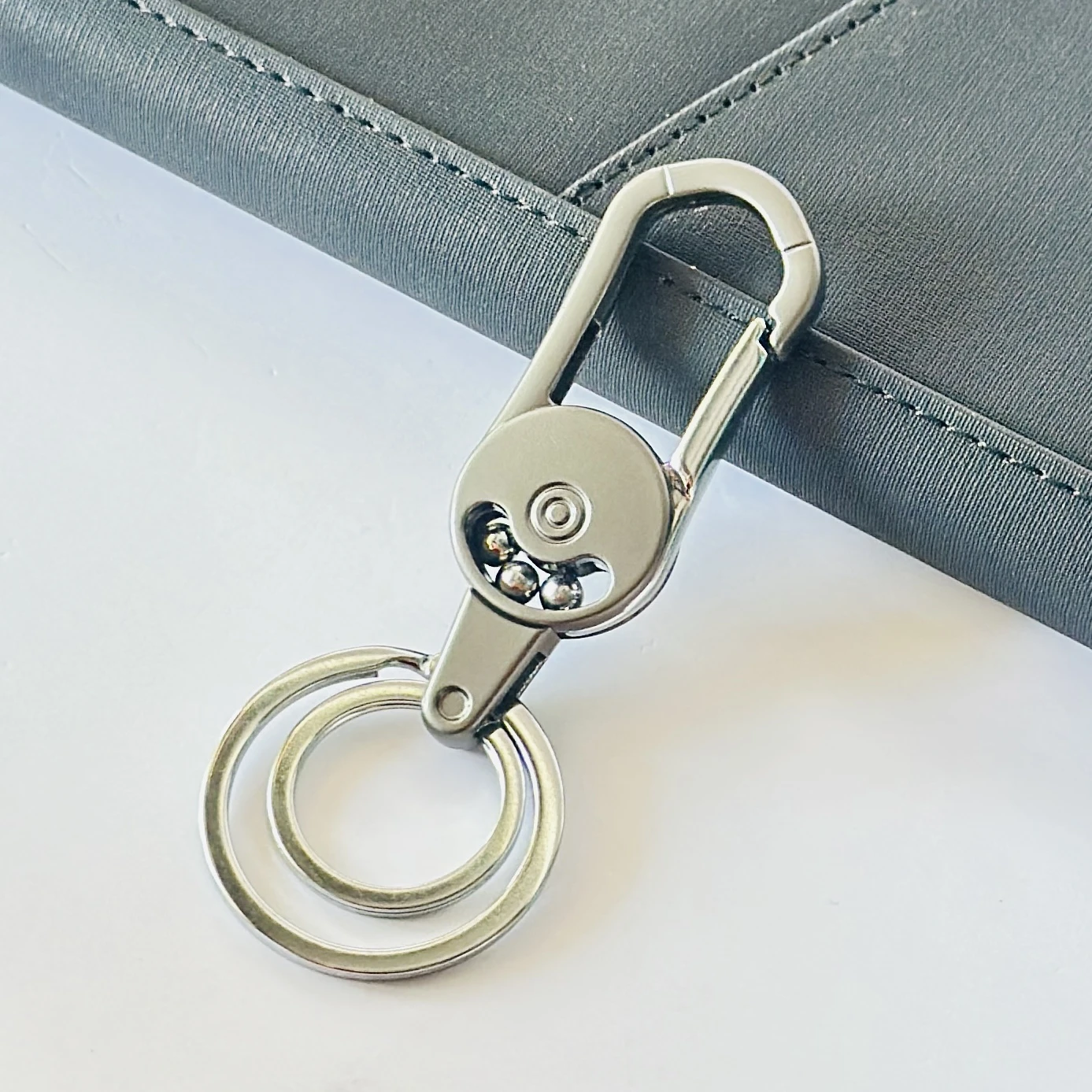 Fashionable metal keychain