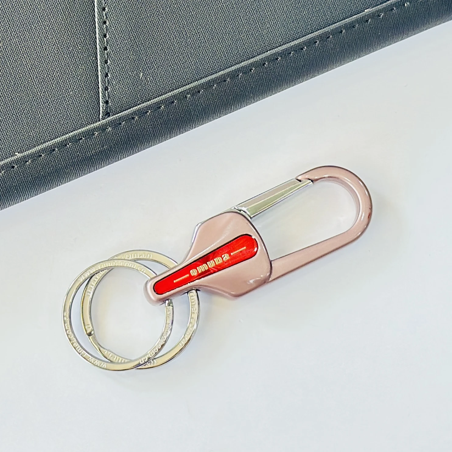 Omuda stylish hook locking metal carabiner double ring keychain