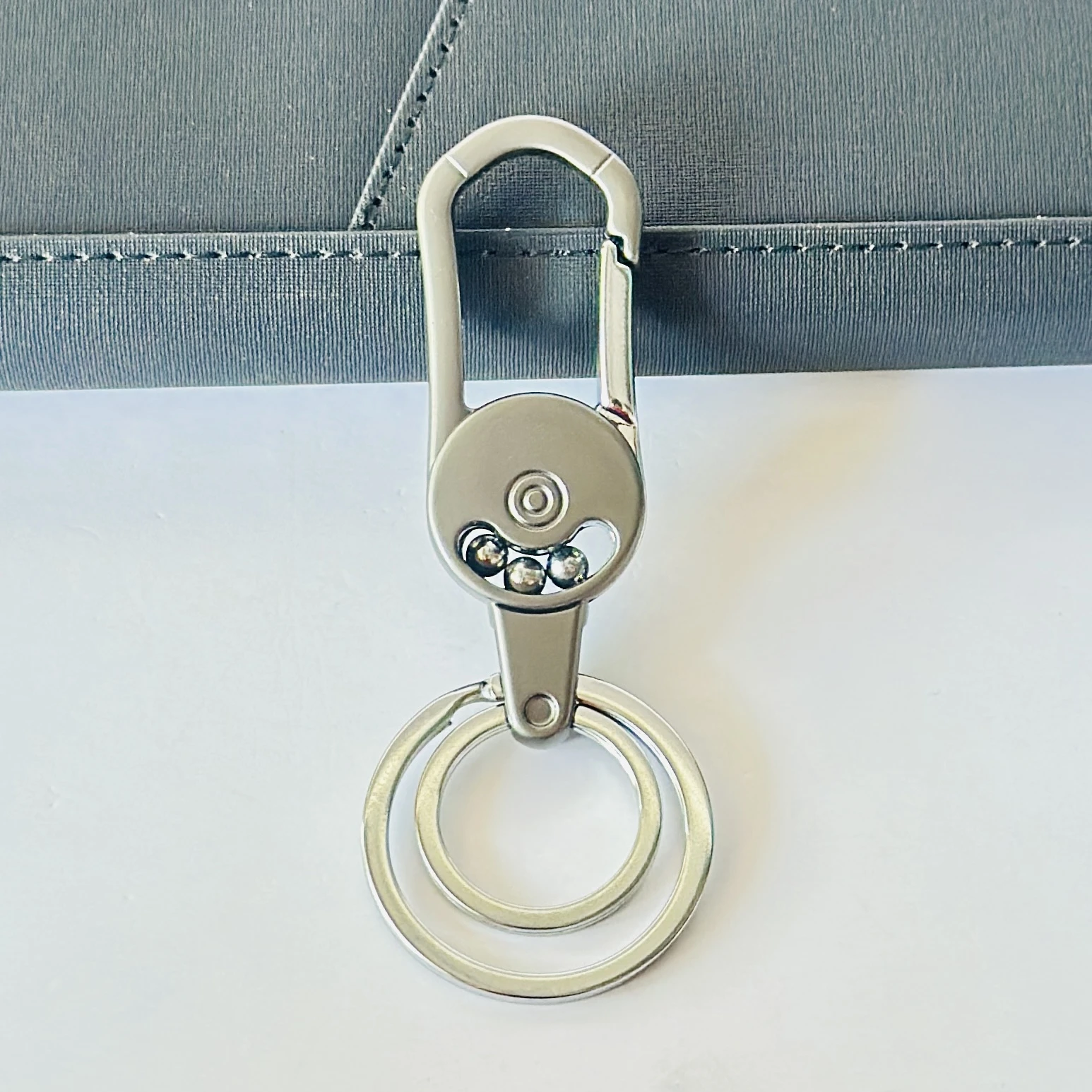 Fashionable metal keychain