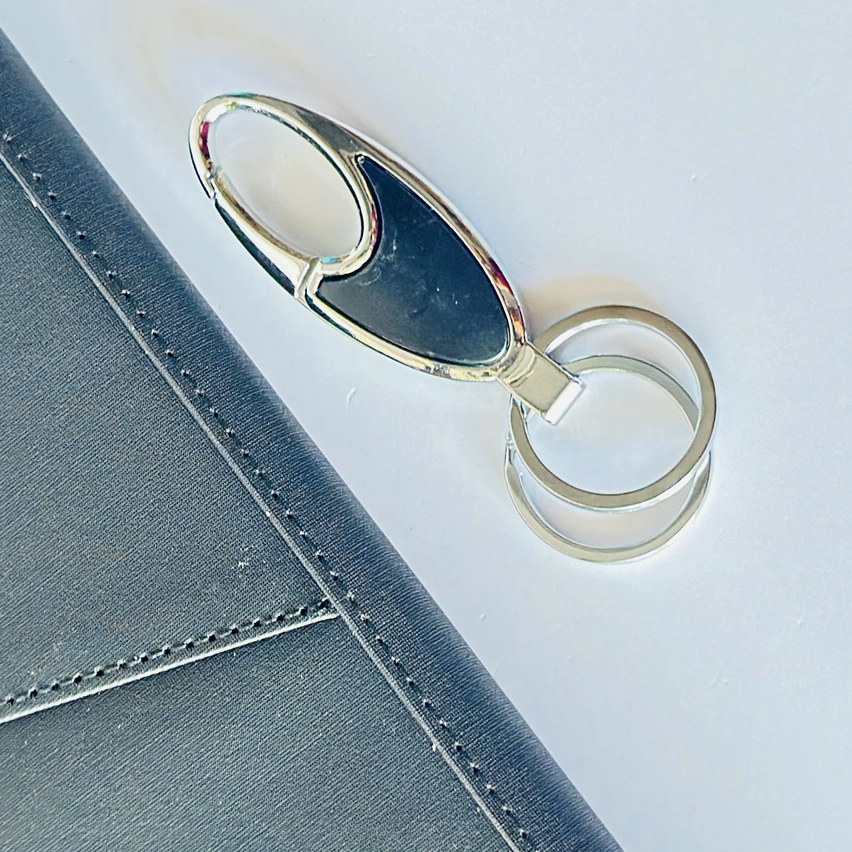 Detachable valet metal carabiner keychain